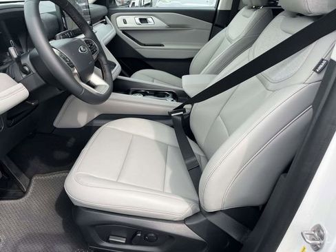 New 2026 Ford Explorer Active RWD image 8