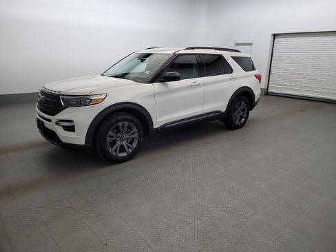 Used 2022 Ford Explorer XLT w/ Equipment Group 202A AWD/4WD image 2