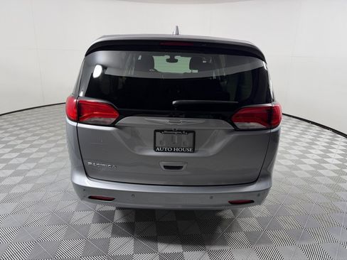 Used 2017 Chrysler Pacifica Touring FWD image 6