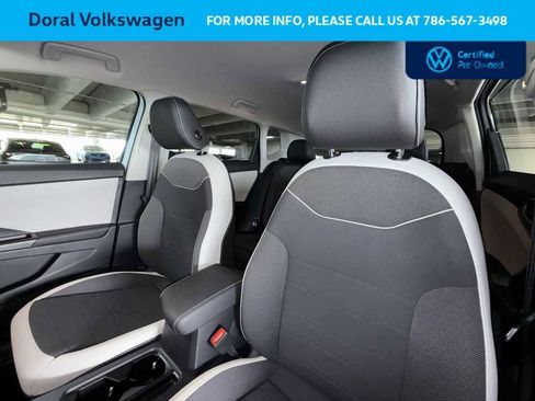 Used 2025 Volkswagen Taos SE FWD image 14