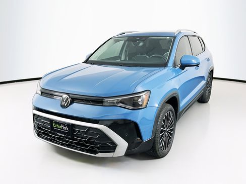 Used 2025 Volkswagen Taos SE FWD image 3
