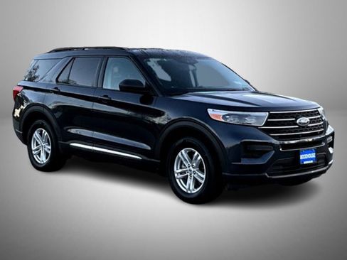 Used 2023 Ford Explorer XLT image 3