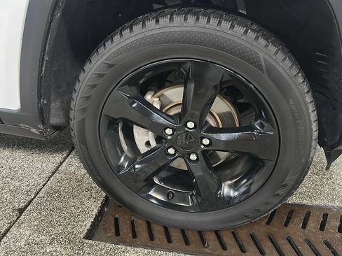 Used 2023 Jeep Grand Cherokee Altitude image 12