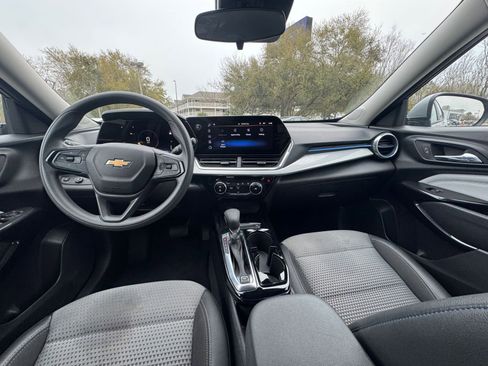 Used 2025 Chevrolet Trax LT image 32