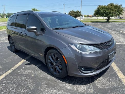 Used 2020 Chrysler Pacifica Touring w/ S Appearance Package FWD image 3