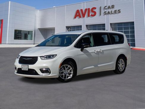 Used 2024 Chrysler Pacifica Touring-L FWD image 1