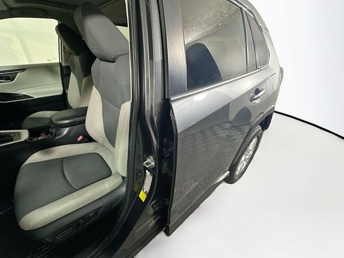 Used 2021 Toyota RAV4 XLE w/ Convenience Package FWD image 12