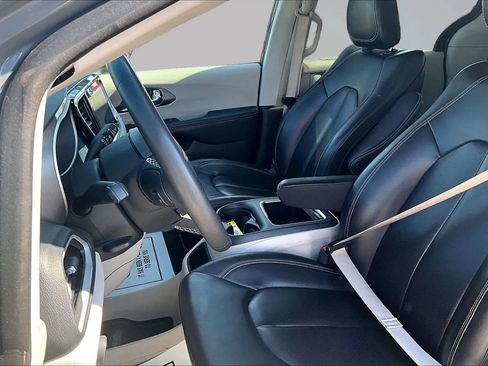 Used 2023 Chrysler Pacifica Touring-L FWD image 27