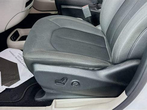 Used 2018 Chrysler Pacifica LX FWD image 20