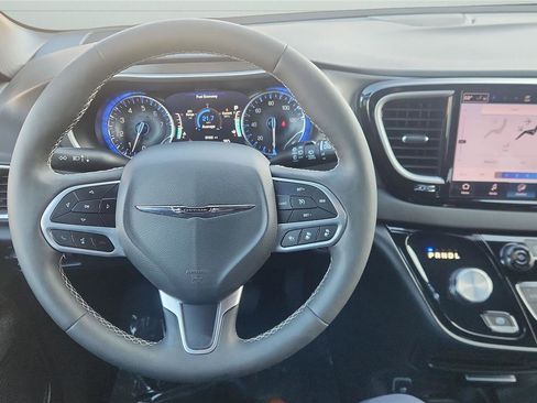 Used 2025 Chrysler Pacifica Select image 11