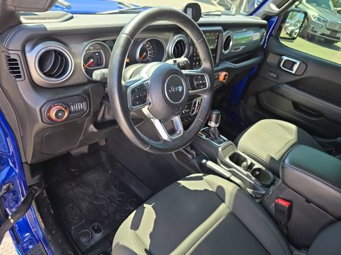 Used 2018 Jeep Wrangler Unlimited Sahara AWD/4WD image 9