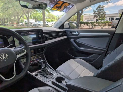 Used 2025 Volkswagen Jetta SE image 15