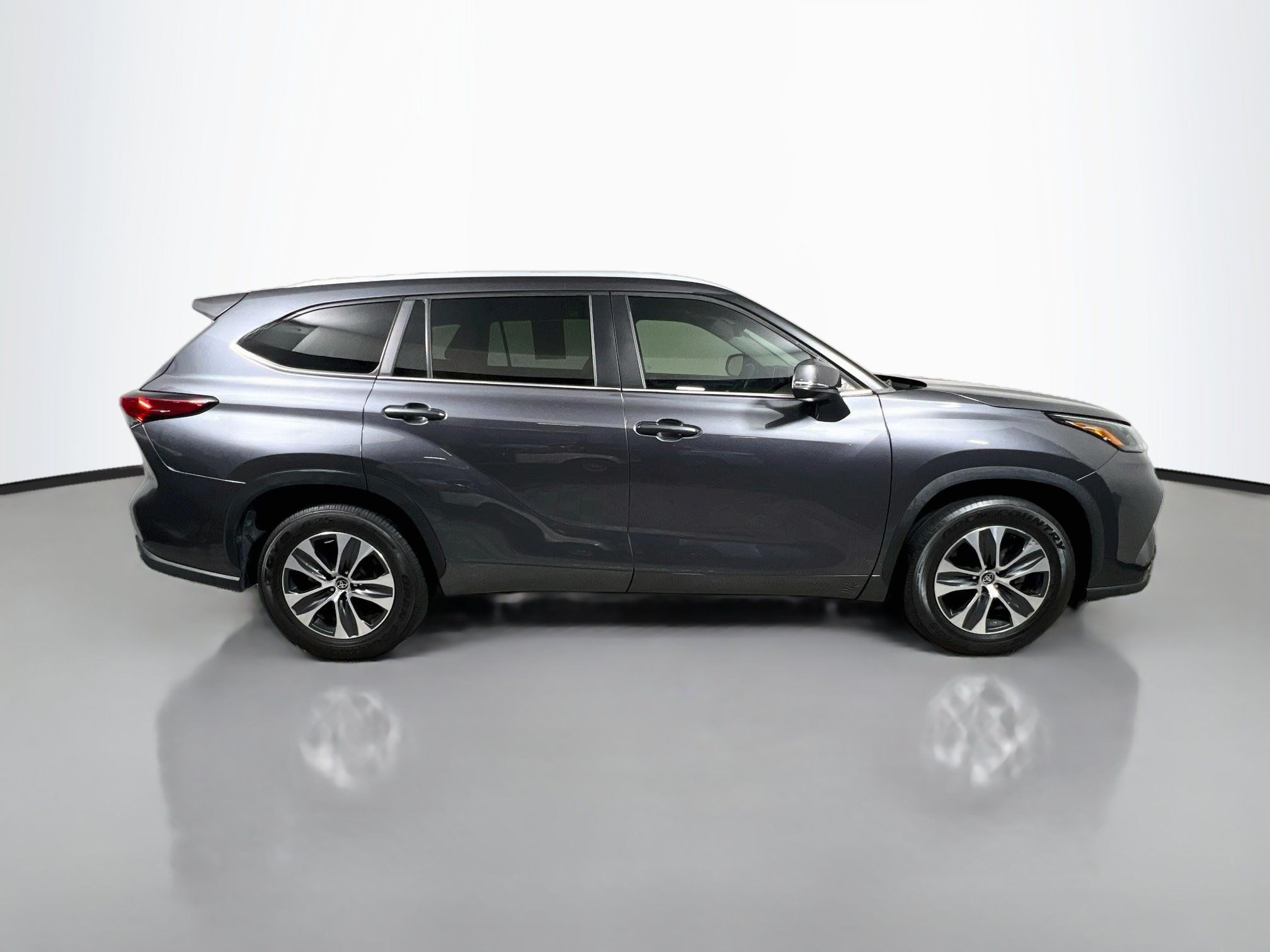 Used 2023 Toyota Highlander XLE FWD image 3