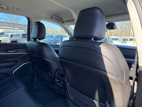 Used 2023 Jeep Grand Cherokee Limited w/ Black Appearance Package image 21