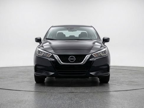 Used 2025 Nissan Versa SV image 2