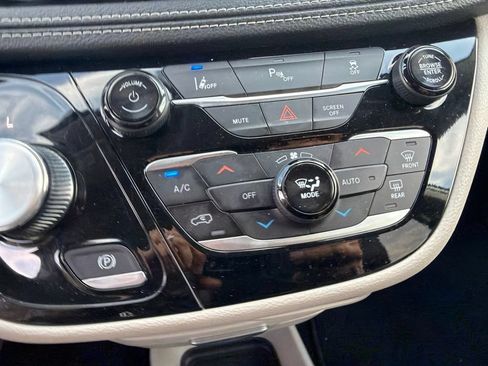 Used 2024 Chrysler Pacifica Limited FWD image 26