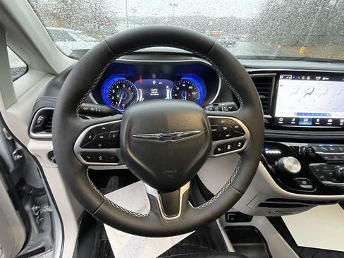 Used 2024 Chrysler Pacifica Touring-L image 34