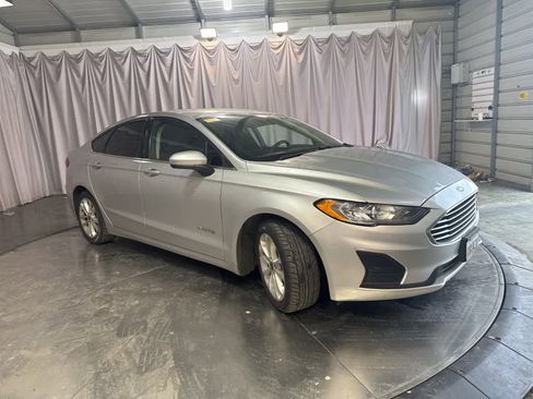 Used 2019 Ford Fusion SE image 3