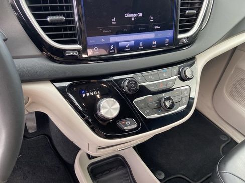Used 2023 Chrysler Pacifica Touring-L image 39