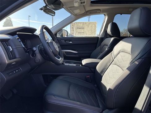 New 2025 Nissan Pathfinder Platinum image 16