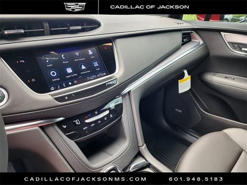 New 2025 Cadillac XT5 Luxury image 11