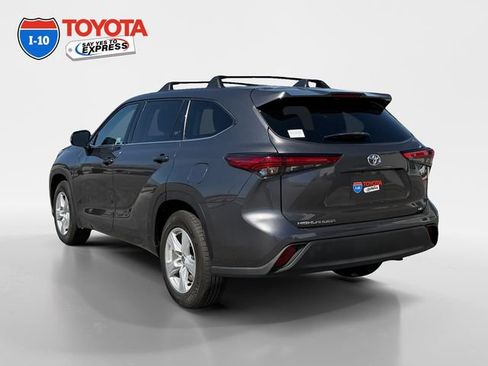 Certified 2021 Toyota Highlander LE FWD image 3