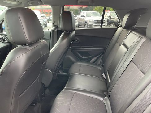 Used 2021 Chevrolet Trax LT w/ LT Convenience Package FWD image 13