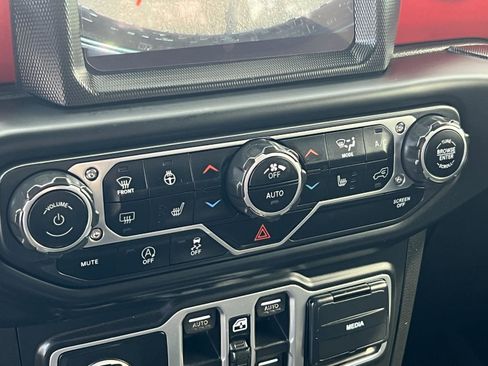Used 2018 Jeep Wrangler Unlimited Rubicon AWD/4WD image 30
