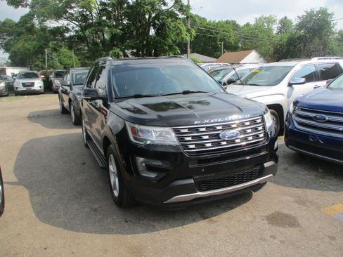 Used 2017 Ford Explorer XLT w/ Equipment Group 202A AWD/4WD image 1