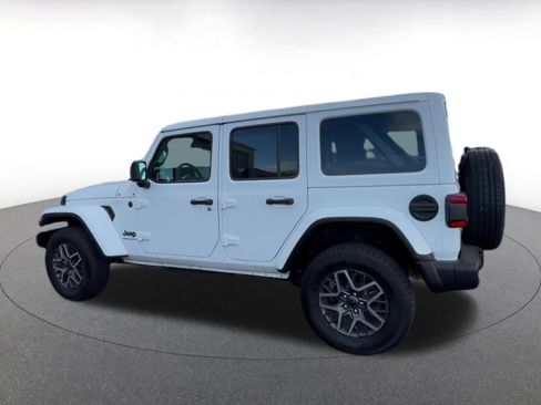 Used 2025 Jeep Wrangler Unlimited Sahara AWD/4WD image 10