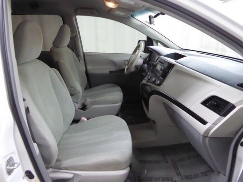 Used 2013 Toyota Sienna L image 21