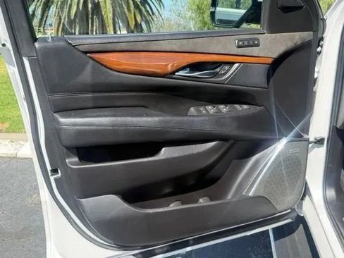 Used 2018 Cadillac Escalade ESV Premium Luxury RWD image 7