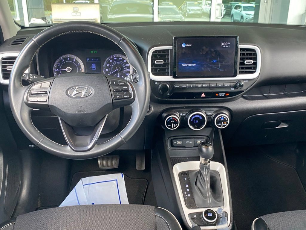 Used 2022 Hyundai Venue Limited FWD image 9