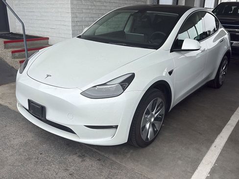 Used 2023 Tesla Model Y Long Range AWD/4WD image 1
