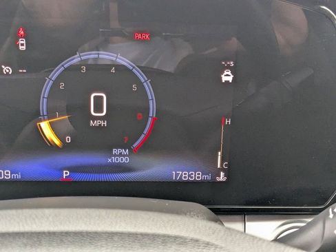 Used 2025 Chevrolet Trax LT w/ LT Convenience Package image 19