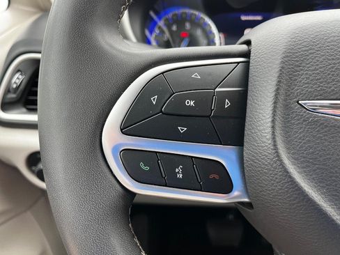 Used 2023 Chrysler Pacifica Touring-L FWD image 21