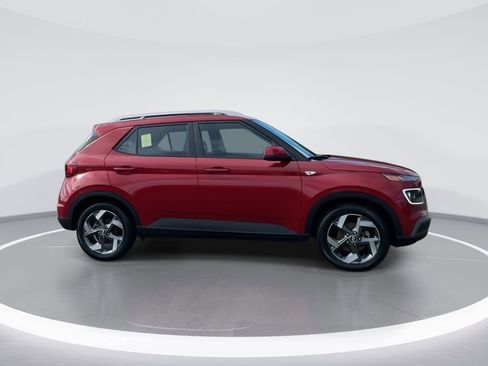 Used 2022 Hyundai Venue Limited image 8