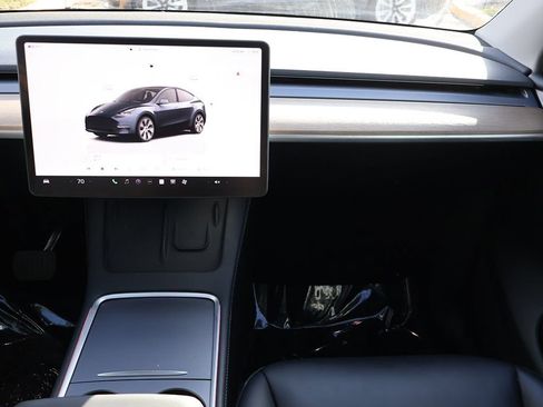 Used 2024 Tesla Model Y Long Range AWD/4WD image 39