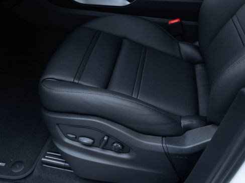 Certified 2025 Porsche Cayenne Coupe image 16