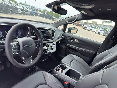 New 2026 Chrysler Pacifica Select FWD image 25