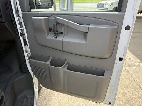 Used 2017 Chevrolet Express 2500 RWD image 20