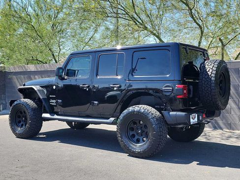 Used 2018 Jeep Wrangler Unlimited Sahara AWD/4WD image 6