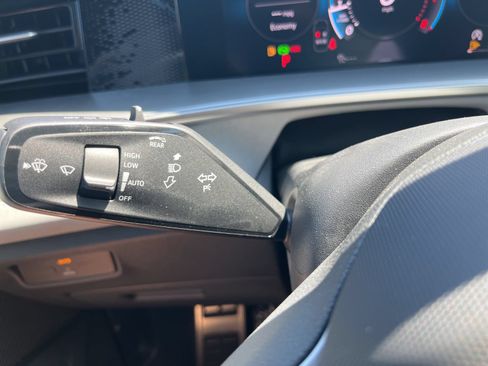 New 2026 Volkswagen Tiguan SE R-Line FWD image 11