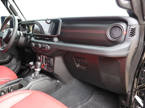 Used 2024 Jeep Gladiator Rubicon w/ Technology Group AWD/4WD image 60