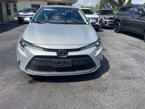 Used 2025 Toyota Corolla LE FWD image 8