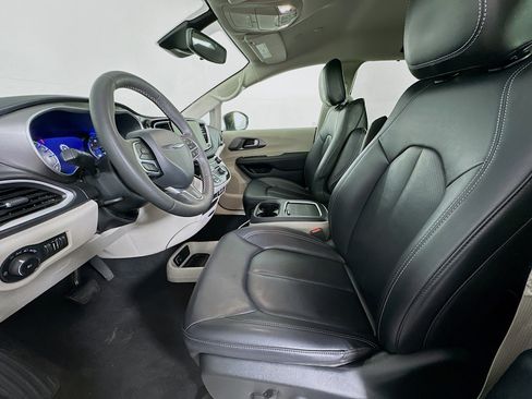 Used 2024 Chrysler Pacifica Touring-L image 13