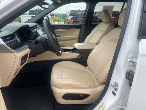 Used 2023 Jeep Grand Cherokee Limited AWD/4WD image 9