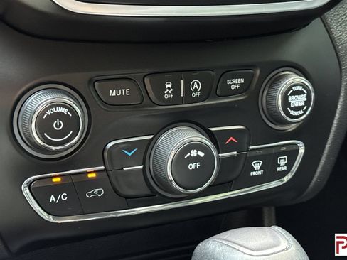 Used 2019 Jeep Cherokee Latitude Plus AWD/4WD image 23