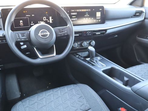 Used 2025 Nissan Kicks SV w/ Illumination Package FWD image 4