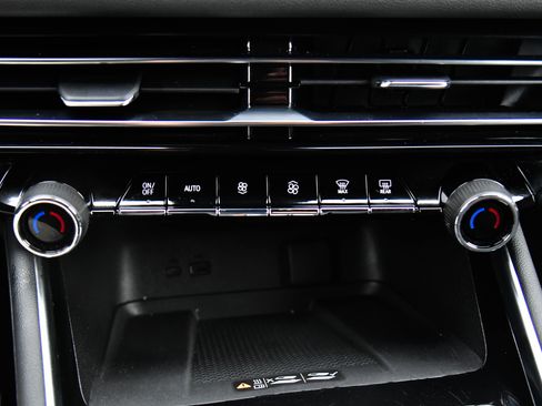 Used 2024 Chevrolet Traverse LT image 32